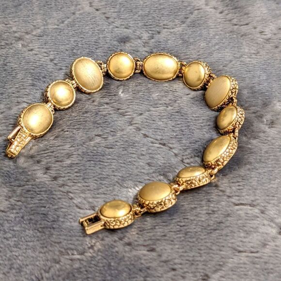 Vintage Liz Claiborne Brushed Goldtone Round & Oval Medallion Bracelet - Picture 2 of 10